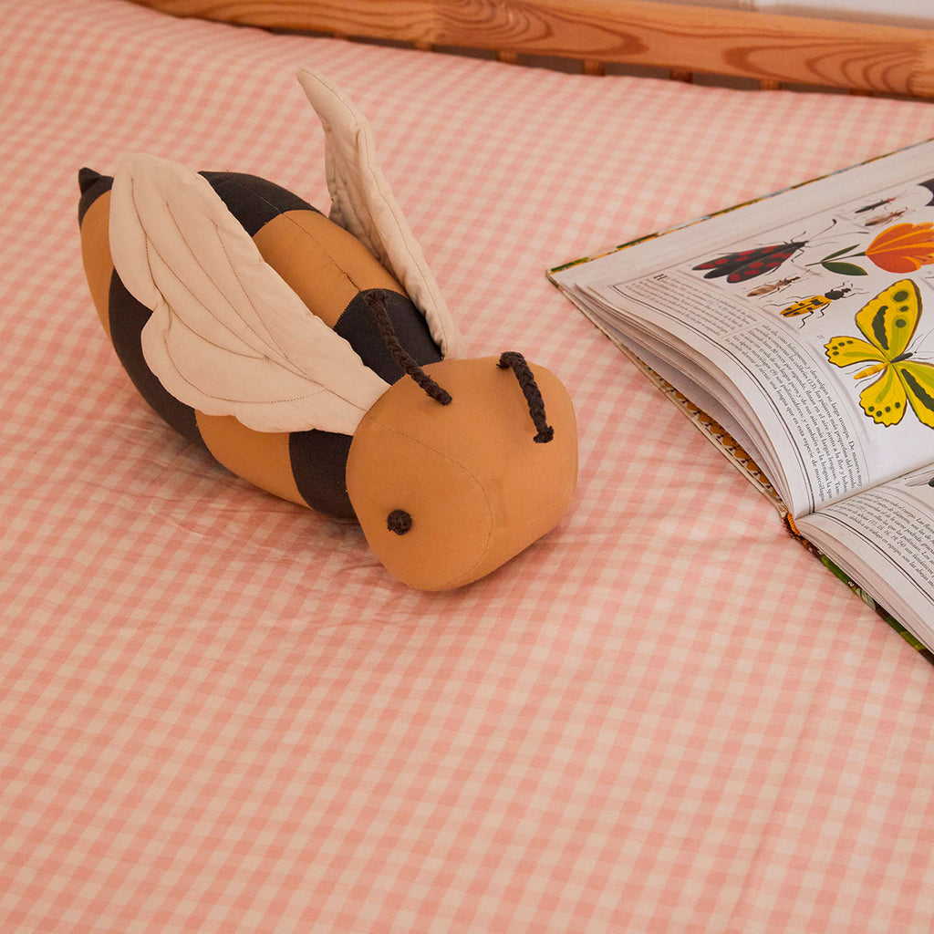 Almofada Buzzy Bee 14x36cm - Lorena Canals **